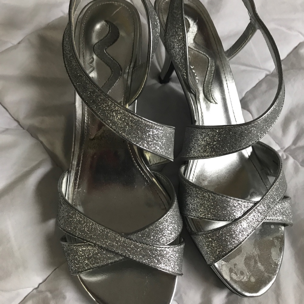 Nina Sparkly Silver heels size 8